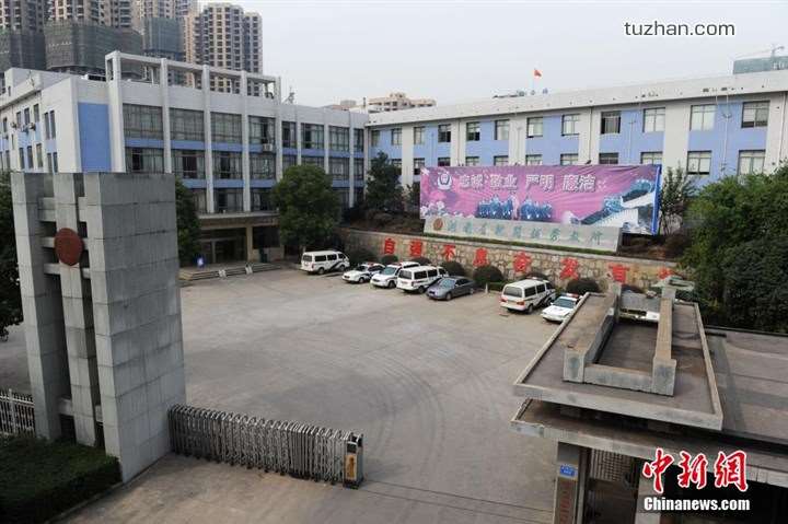 長(zhǎng)沙市坪塘勞動(dòng)教養(yǎng)管理所采購(gòu)我公司定制生產(chǎn)的11KW二用一備自來水加壓泵站一套，本設(shè)備供水范圍為5公里，供水人數(shù)為3600人，目前本自來水加壓泵站運(yùn)行平穩(wěn)，高效節(jié)能，受到了管理所的一致好評(píng)！